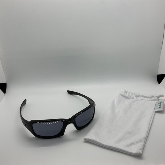 Oakley Black Frame Sunglasses w/Bag - Picture 11 of 11